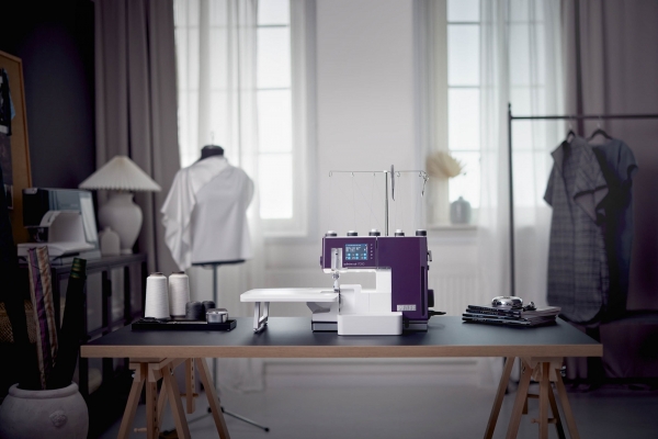 PFAFF admire air 7000 inkl. Coverlock-Box